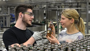 JvM erfrischt Bitburger Fassbrause Apfel - Svenja Breitenstein bei der ersten Abfüllung der neuen Bitburger Fassbrause Apfel (Foto: Bitburger/funkbild)