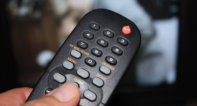 Zahlreiche TV-Haushalte schauen schwarz - Laut der AGF-Plattformstudie 2024-II hat rund ein Viertel der deutschen TV-Haushalte nach der Abschaffung des Nebenkostenprivilegs keinen neuen TV-Vertrag abgeschlossen – Foto: Loop/Adobe Stock