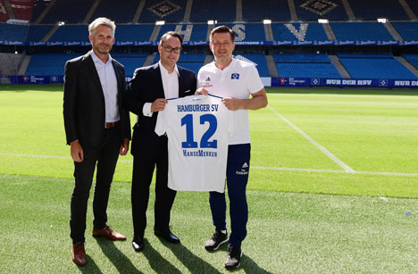 HSV und HanseMerkur starten gemeinsam in die neue Saison - v.l.n.r.: Florian Riepe (HSV), Eric Bussert (HanseMerkur) und HSV-Cheftrainer Christian Titz (Foto: HanseMerkur)