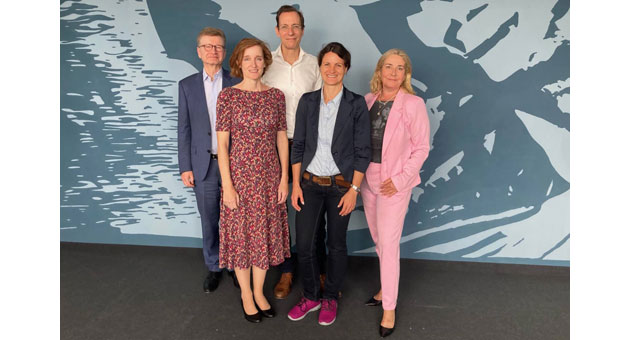 Forum Media Group hat Weka-Töchter in Österreich gekauft - Freuen sich auf die Zusammenarbeit (v.l.n.r.): Martin Steinhauser, Prokurist und kaufmännischer Leiter der österreichischen WEKA-Firmen, Ulrike Raich, neue Geschäftsführerin von WEKA Business Solutions, Jochen Hortschansky, bisheriger Geschäftsführer, Katrin Krauß-Herkert, Geschäftsführerin der Forum Media Group, und Beatrice Schmidt, Geschäftsführerin von WEKA Industrie Medien - Foto: FMG