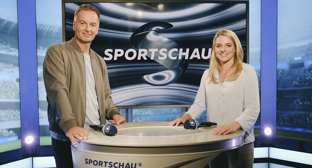 Frauen-Fußball-WM 2023: ARD zieht positive Bilanz - Durch die Frauen-Fußball-WM im Ersten führten Moderator Claus Lufen und ARD-Expertin Nia Künzer - Foto: NDR/Jann Wilken