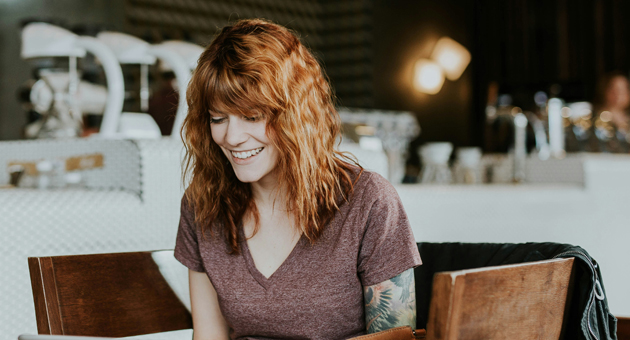 Freelancerinnen haben aufgeholt - In Sachen Bezahlung haben Freelancerinnen inzwischen gut Lachen - Foto: Brooke Cagle on Unsplash
