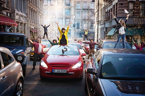 Friday und Dog Ear Films feiern den Stau - In den Kampagnen-Spots feiern die Darsteller Stausituationen (Foto: Friday)