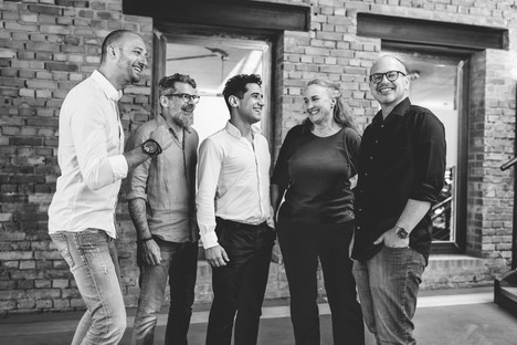 Arvato startet Digital-Agentur Friends of C - Führungsteam von Friends of C (v.l.n.r.): Julian Hirsemann, Philipp Wengenroth, Dr. Armand Farsi, Susu Koch und Michael Absolon (Foto: Friends of C)