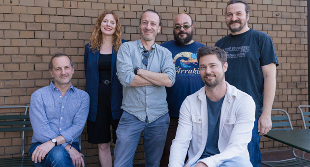 Frontify expandiert und übernimmt TwicPics - (v.l.) Marc-Henri Spiess (Co-Founder TwicPics), Rebecca Rosborough (CCO Frontify), Florent Bourgeois (CEO & Co-Founder TwicPics), Julian Aubourg (CPO & Co-Founder TwicPics) Roger Dudler (Founder & CEO Frontify) und Xavier Prélat (Co-Founder TwicPics) - Foto: Frontify
