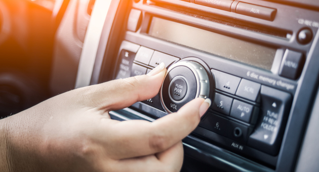 Im Auto läuft das Radio - Für 94 Prozent der Befragten gehört Audiobegleitung zum Autofahren dazu - Foto: Tamoil/Shutterstock