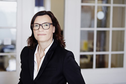 RheinEnergie kürt Scholz & Friends zur Leitagentur - GF Brigitte Fuchs begrüßt Neukunden (Foto: Scholz & Friends)
