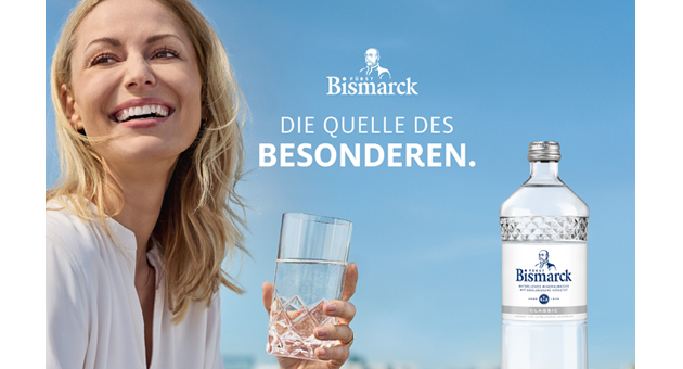 Fürst Bismarck frischt Markenauftritt auf - Die neuen Plakatmotive von Fürst Bismarck setzen auf elegante Alltagsszenen und sollen das Mineralwasser als Teil eines bewussten Lebensstils positionieren – Foto: Weigertpirouzwolf