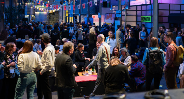 German Creative Economy Summit Tag 2: Räume für Dialog und Demokratie schaffen - Rund 1.100 Vertreter:innen aus der Kreativwirtschaft versammelten sich auf Kampnagel in Hamburg, um über die Branche im Allgemeinen, aber auch über die Herausforderungen der Zeit im Besonderen zu diskutieren - Foto: Jan-Marius Komorek