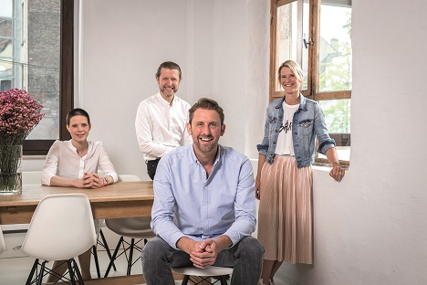 DWFB eröffnet Büro in Düsseldorf - (v.l.): Maria Sibylla Kalverkämper (Geschäftsführerin DWFB), Jörg Hesse (Geschäftsführer triljen), Marco Ziegler und Tina Schwandt (Geschäftsführende Gesellschafter DWBF Düsseldorf) wollen gemeinsam ultimative Marken schaffen. (Bild: DWFB)
