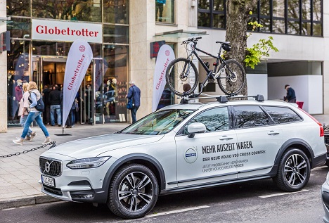 Grey inszenierte die Guerilla-Aktion mit zwei Volvo-Modelle direkt vor der neuen Globetrotter-Filiale in Dsseldorf (Foto: Grey)