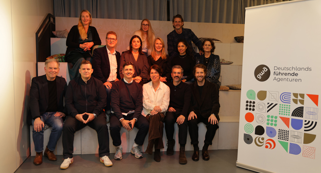 Leipzig: GWA wählt neuen Vorstand - Der GWA-Vorstand, November 2025: Reihe vorne (v.l.n.r.): Ralf Nöcker (Geschäftsführer GWA, kein Vorstandsmitglied), Raphael Brinkert (BrinkertLück), Jan-Philipp Jahn (Serviceplan), Manuela Schwarz (Schindler Parent), Marius Darschin (Territory), Jonas Bailly (Jung von Matt) Reihe mitte (v.l.n.r.): Gunnar Hintz (add2), Claudia Diaz (ressourcenmangel), Larissa Pohl (WPP), Aissu Diallo (Butter Social), Iris Heilmann (Palmer Hargreaves) Reihe hinten: (v.l.n.r.): Christina Keller (DDB), Nina Haller (Muehlhausmoers), Jörg Fieback (Zebra Group). Nicht im Bild: Michael Frank (Die Crew) – Foto: GWA