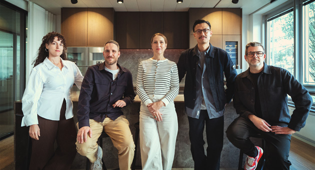Luxusküchenmarke Gaggenau baut globale Markenplattform weiter aus - (v.l.) Eléonore Khoungui (Strategy Director AKQA), Steffen Knoblich und Juliette Gygi (Heads of Global Marketing Gaggenau), Felix Rompis (Managing Director AKQA), Kai Heuser (Executive Creative Director AKQA) – Foto: Matheus Trevisan