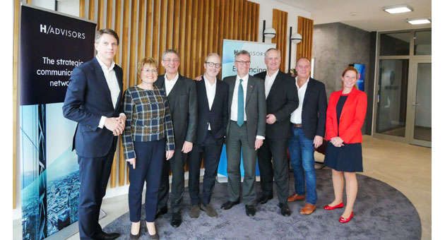 Havas übernimmt Mehrheit an Gauly Advisors - Freuen sich über den gelungenen Deal (v.l.): Alexander Cordes, Managing Partner, Gauly; Sandra Fabian, Managing Partner, Gauly; Andreas Martin, Managing Partner, Gauly; Helge Hoffmeister, Managing Partner, Gauly; Neil Bennett, Co-Global CEO, H/Advisors; Marcus Brans, Managing Partner, Gauly; Jeremey Dorling, Global CFO/COO, H/Advisors ; Vanessa Haumberger, Managing Partner, Gauly - Foto: Havas