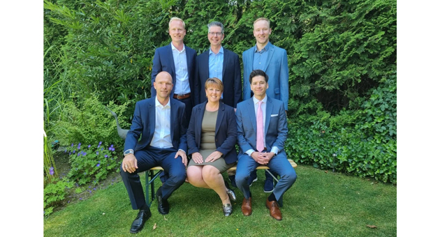 US-Werbeartikel-Riese Geiger Corporation kauft WER GmbH - Freuen sich über den gelungen Deal: Alex Heinecke, Marc Strickrodt, Rob Wozniak (hintere Reihe von links) und Mirco Häßlich, Vicky Kinasz, David Geiger (vordere reihe von links) - Foto: Geiger / WER GbmH