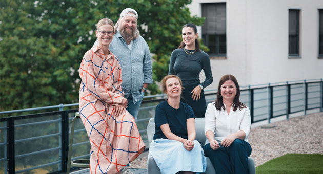 Serviceplan Berlin verstärkt Public-Sector-Team - Serviceplan-Berlin-Geschäftsführerin Cornelia Göbel mit neue Etatdirektorin Britta Rasmussen und künftige General Managerin Katja Völker (sitzend, v. l.) sowie Geschäftsführer und Markenberatung Mark Andree und Managing Direktorin Kreation Jeanette Bohné (stehend, v. l.) – Quelle: Serviceplan Berlin