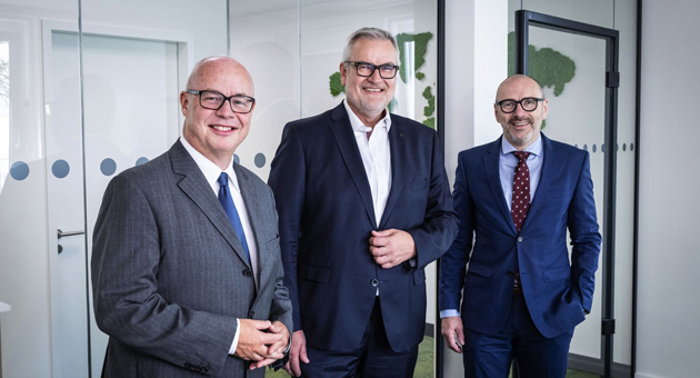 dpa-Gruppe steigert Umsatz in 2022 - (v.l.) dpa-Chefredakteur Sven Goesmann, David Brandstaetter, Vorsitzender des dpa-Aufsichtsrats, und dpa-Geschäftsführer Peter Kropsch - Foto: Christian Charisius/dpa