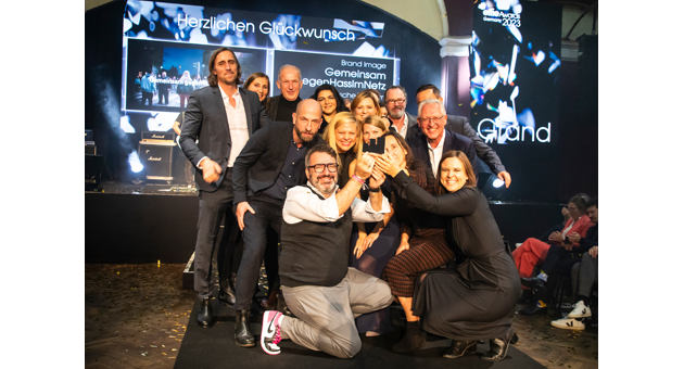 Grand Effie für Telekom-Initiative #Gemeinsam GegenHassImNetz - Begeistert präsentiert das siegreiche Team den frisch erhaltenen Grand Effie 2023 - Foto: Matthias Wuttig / Rene Krüger