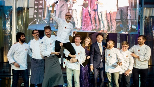 Grundig macht den Michelin-Sternekoch Massimo Bottura zu seinem ersten Markenbotschafter - Bei der Grundig-Veranstaltung Respect Food wurde Massimo Bottura (m.) als neuer und erster Markenbotschafter vorgestellt (Foto: Grundig)