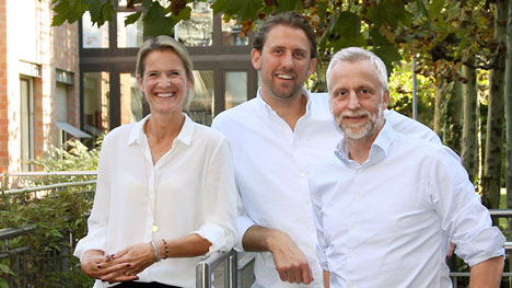Tina Schwandt und Marco Ziegler von smartin bringen mit NFQ-Chef Andreas Stegmann (r.) die neue Business-Kooperation Punch & Brain an den Start (Foto: Punch & Brain)