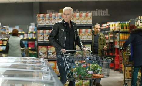 Jung von Matt und Edeka starten "hyper günstig" ins neue Jahr - H. P. Baxxter wirbt für Edeka (Foto: Edeka)