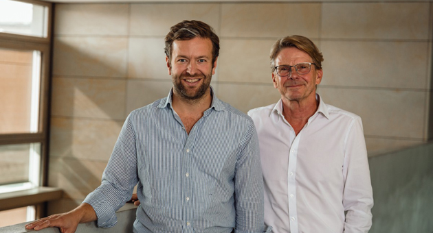 Edel-CEO Jonas Haentjes (links) heit WVG-GF Alexander Welzhofer in der Edel-Gruppe willkommen - Foto Timo Jger