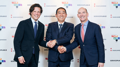 Serviceplan-CEO Florian Haller (l.) schmiedet mit Masayuki Mizushima, Prsident und CEO Hakuhodo, und Tim Bonnet, Prsident Unlimited Group, eine globale Allianz (Foto: Serviceplan) 