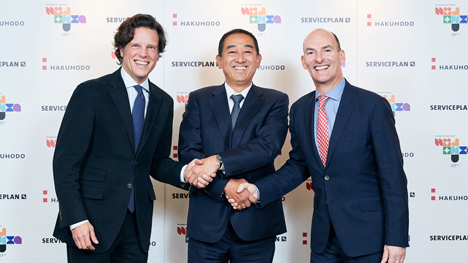 Serviceplan baut internationale Allianz mit Hakuhodo und Unlimited - Serviceplan-CEO Florian Haller (l.) schmiedet mit Masayuki Mizushima, Präsident und CEO Hakuhodo, und Tim Bonnet, Präsident Unlimited Group, eine globale Allianz (Foto: Serviceplan)