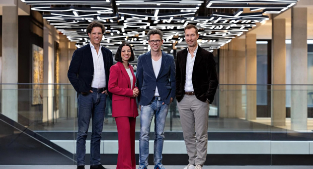 Serviceplan Group übernimmt Mehrheit an Campaigning Bureau GmbH - Serviceplan CEO Florian Haller (links) und Markus Noder (rechts) begrüßen Stefanie Winkler-Schloffer und Philipp Maderthaner in der Serviceplan-Familie - Foto: Serviceplan