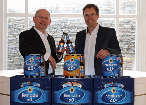 Krombacher o,0% geht beim Haspa Marathon Hamburg an den Start - Krombacher-Marketing-GF Uwe Riehs stößt mit Hamburg-Marathon-GF Frank Thaleiser auf die Verlängerung des Sponsoring-Vertrages an. (Foto: Krombacher)