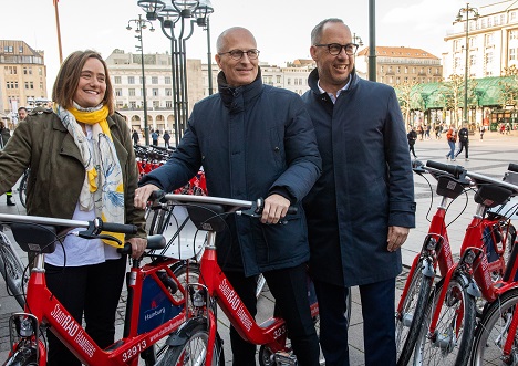 JvM und Hamburg schwingen sich aufs Rad - v.l.: Kirsten Pfaue, Radverkehrskoordinatorin der Stadt Hamburg, Hamburgs Erster Bürgermeister Peter Tschentscher und HMG-Geschäftsführer Michael Otremba läuten den Start der neuen Fahrradkampagne ein (Foto: Stadt Hamburg)