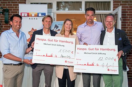 'Hamburger Medien Cup': 13.500 Euro Spende für Michael Stich Stiftung - Spenden-Übergabe: v.l. Sven Jarck, Dr. Olaf Conrad, Stefanie von Carlsburg (Haspa),Michael Stich ,Götz Spielhagen