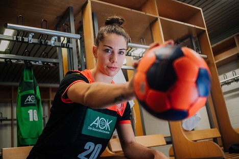 Lagardère Sports realisiert „Handball 2020“ für die AOK - Handballnationalspielerin Emily Bölk (Foto: Max Galys)