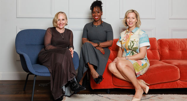 Accenture will Social-Media-Agentur Whalar kaufen - Die Accentur Song-CEO Ndidi Oteh (Mitte) heißt die Whalar Co-CEOs Emma Harman (links) und Jo Cronk (rechts) willkommen - Foto: Heather Shuker