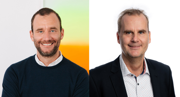 SZ und Kicker kooperieren - Johannes Hauner (li.), Geschäftsführer der SZ, und André Kolb, Vertriebschef des Kicker, freuen sich über die gemeinsame Kooperation - Fotos: Yoav Kedem, Thomas Hahn