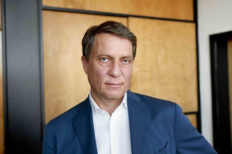 Philipp Haumann, Vorstandssprecher der Ernst Klett AG, bertragt Tom Kraushaar weitere Firmenanteile von Klett-Cotta - Foto: Ernst Klett AG