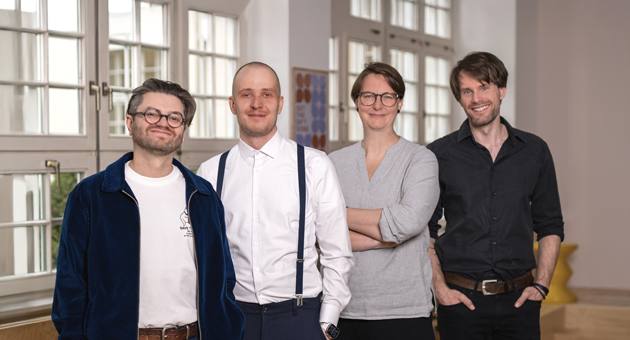 We are Family lanciert neue Gamification-Unit - Vlnr.: Robert Heil (Head of Media, Web & Games, EverSparks), Nick Münster (Senior AI Solutions Architect Media, Web & Games, EverSparks), Rebecca Duden (CEO We are Family und Dot Adopt), Hans Diemer (Senior Consultant Media, Web & Games, EverSparks) – Foto: We are Family