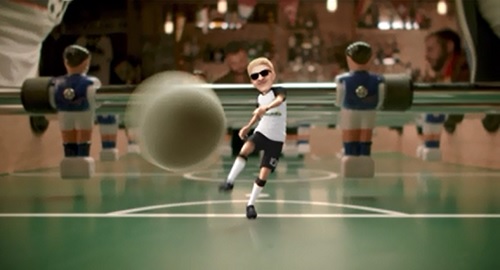 Heino trällert für smartmobil.de zur Fußball-EM - Der Sänger Heino verfrachtet den Ball beim Tischkicker ins Tor (Foto: Screenshot)