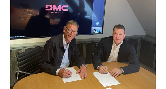 Sport1 Medien verkauft Plazamedia - DMC-Chef Paul Heitmann und Sport1 Medien-GF Robin Seckler unterschreiben die Kaufverträge - Foto: DMC Production
