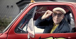 Hello wirbt mit Johann König im Kino für HUK24 -