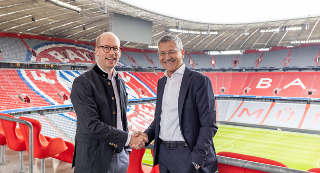 Viessmann wird Gesellschafter des FC Bayern München - Max Viessmann (li.) und Herbert Hainer kündigen Viessmann als neuen Gesellschafter des FC Bayern München an. Bild: Viessmann Generations Group/FC Bayern München