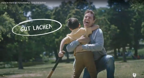 Zum goldenen Hirschen und HanseMerkur gehen Hand in Hand weiter - Die Hirschen setzen eine neue Kampagne für die HanseMerkur um (Foto: HanseMerkur / Screenshot)