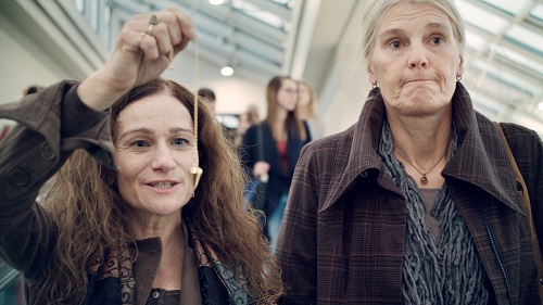 Hornbach und Heimat belegen das Wort Projekt mit neuen Werten - Eine Lebensberaterin "missbraucht" das Wort 'Projekt' und kassiert als Strafe eine Einkaufstüte im Gesicht (Foto: Hornbach)