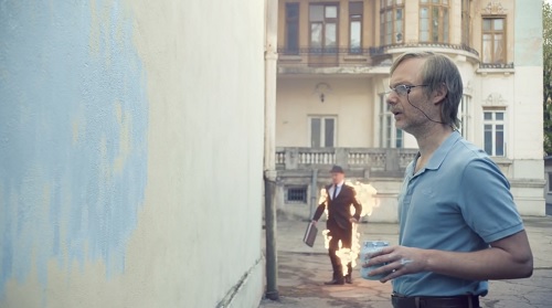 Hornbach ermuntert Österreichs Heimwerker zum Preisvergleich - Heimwerker in Österreich stellen im Hornbach-Spot die Preisfrage (Foto: Screenshot YouTube)