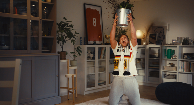Thjnk stellt in EM-Kampagne Ikea-Möbel auf die Probe - Thjnk und Ikea inszenieren die Strapazierfähigkeit der Ikea-Produkte - Foto: Thjnk
