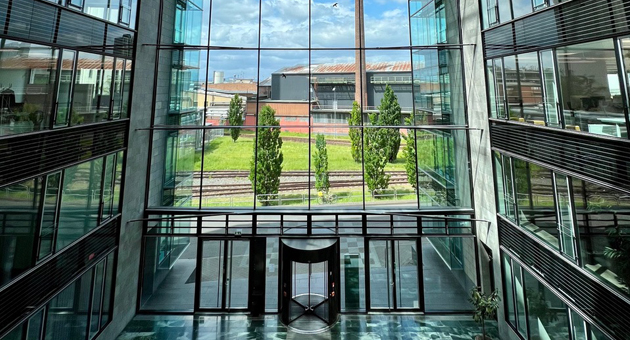 Der Blick aus der Empfangshalle beim IPG Campus Frankfurt - Foto: IPG
