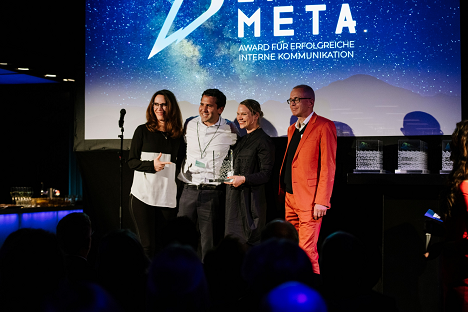 Omnicom Media Group Germany erhält Inkometa-Award für Wissenskommunikation - Benjamin Becker, Managing Partner Business Development Omnicom Media Group Germany (r.), und Frauke Lüthge, Director Knowledge Management Omnicom Media Group Germany (2.v.r.), nehmen die Auszeichnung beim Inkometa Award entgegen (Foto: Inkometa Award)