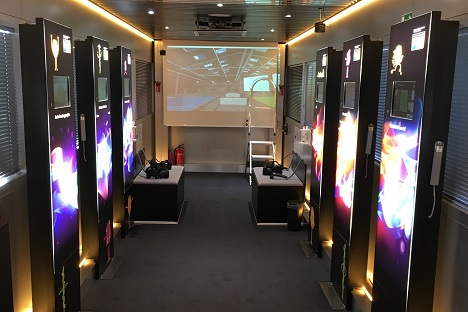 Flad & Flad gestaltet Sonderausstellung für die BMBF-Initiative 'InnoTruck' - Interessierte sind eingeladen, ihr Wissen in einem interaktiven Quiz zu testen oder mittels VR-Brille eine virtuelle Reise durch eine Pflanzenzelle zu unternehmen (Bild: Flad & Flad Communication)