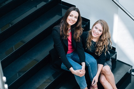 Eva Schneider (l.) und Marina Kellner sind die Grnderinnen von INSPIRED Social Media (Foto: Eric Mirbach)