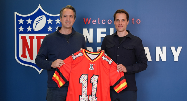 KFC und NFL Germany schließen langfristige Kooperation - Offizieller Auftakt der Zusammenarbeit von KFC Deutschland und NFL Germany war im April 2026 (v.l.n.r.: Levent Isli, General Manager KFC Deutschland; Dr. Alexander Steinforth, General Manager NFL DACH) – Foto: KFC